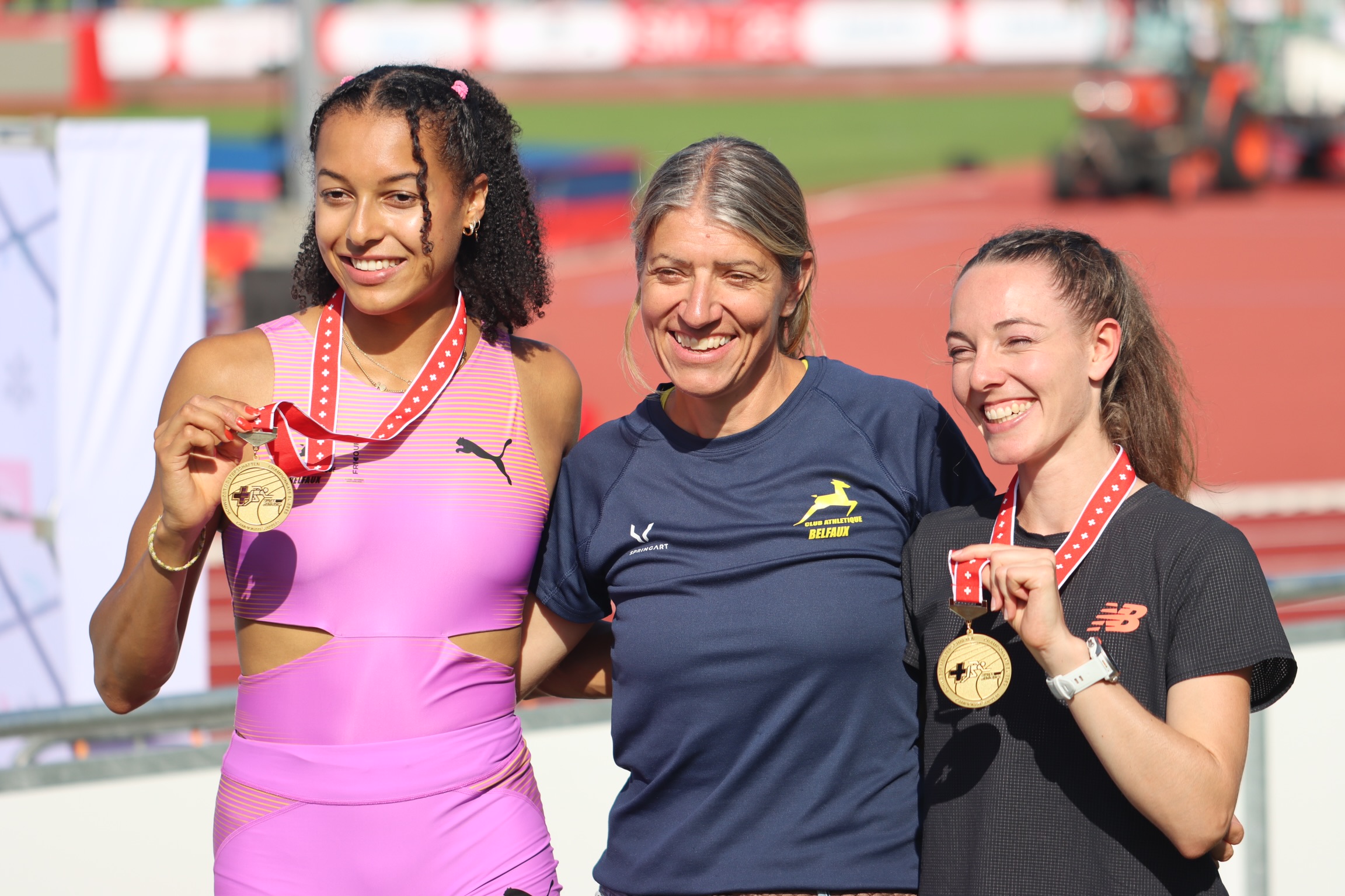 p. 14 Christiane Berset Nuoffer entourée par ses deux championnes, Audrey Werro et Joceline Wind (photo Hugo Rey). (1)